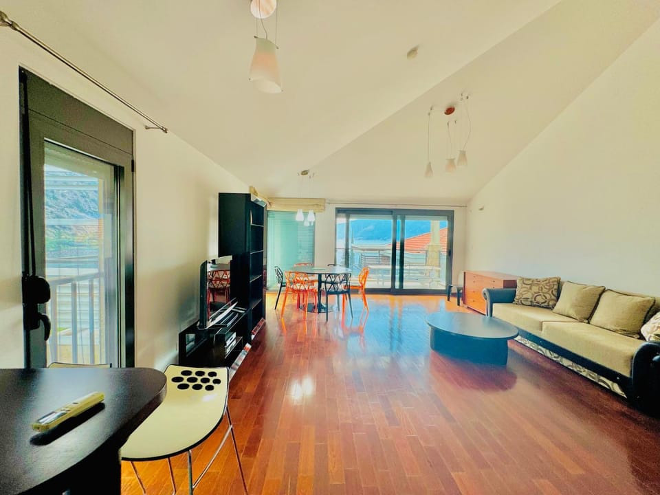 Communal lounge/ TV room, TV and multimedia, Living room, Seating area, Dining area, Evening entertainment