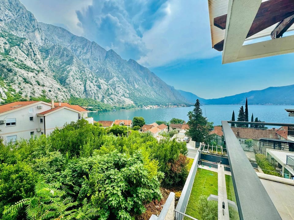 Property building, Nearby landmark, Spring, Day, Natural landscape, Lake view, Mountain view, River view, Sea view
