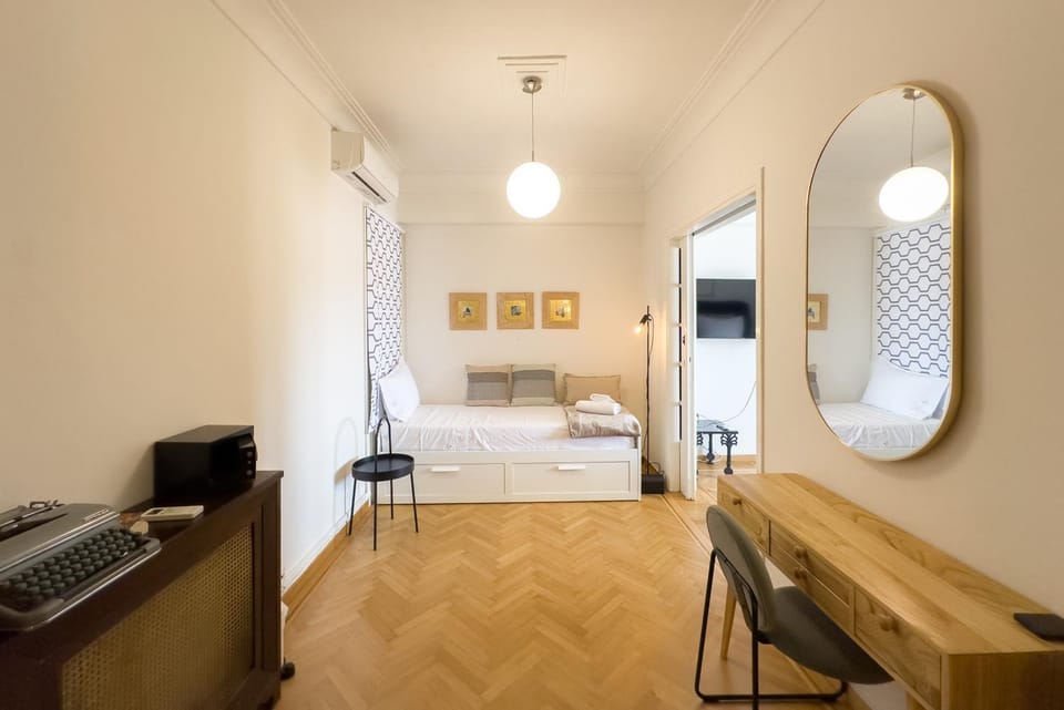 Bed, Photo of the whole room, Seating area