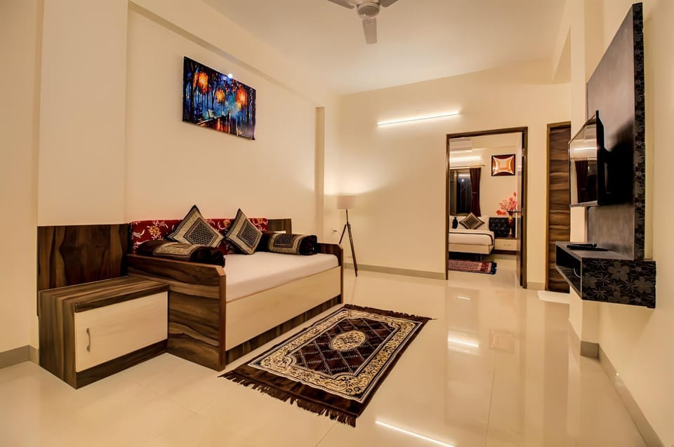 Bed, TV and multimedia, Living room, Photo of the whole room, Seating area, Bedroom, Family