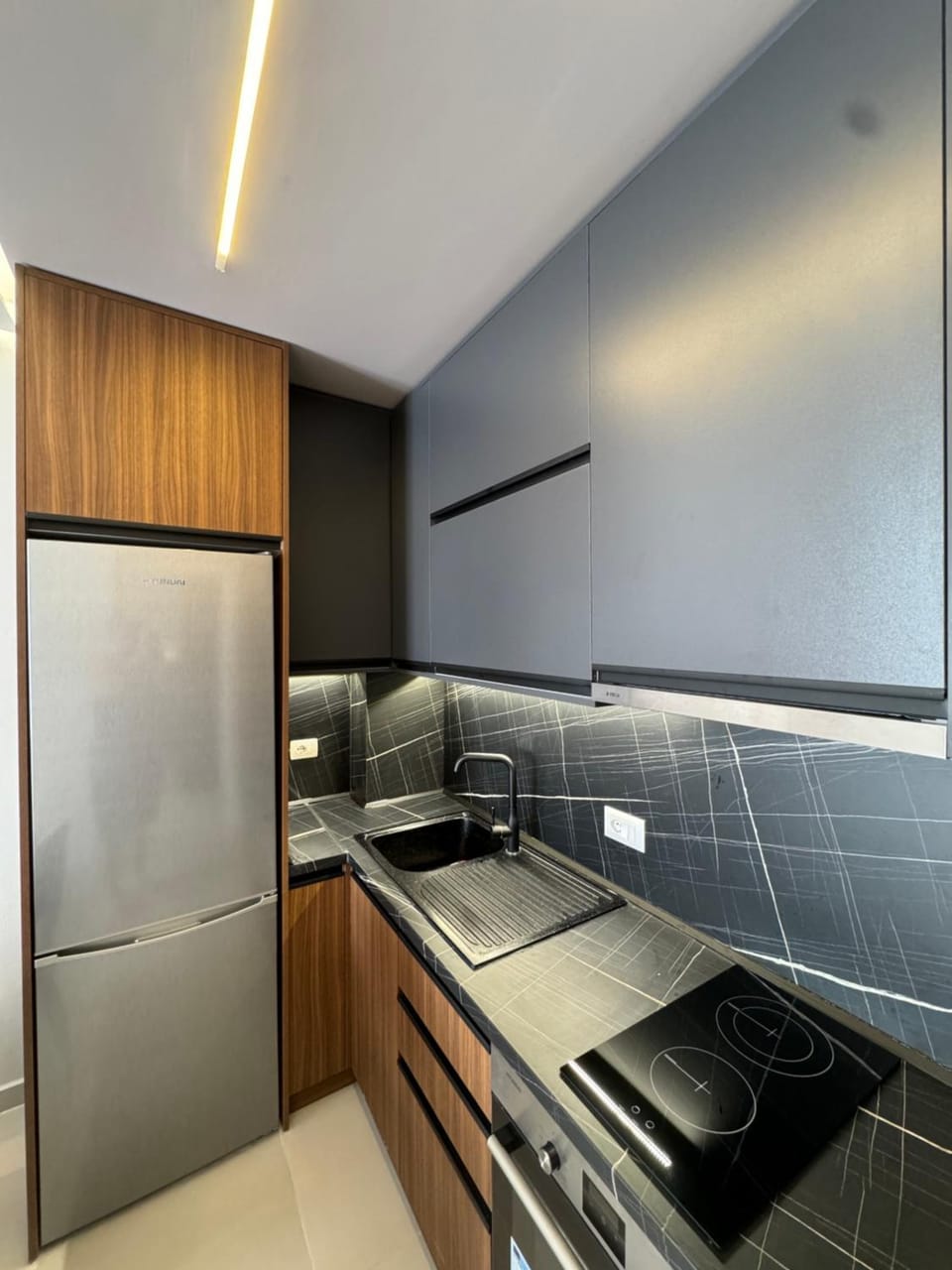 Kitchen or kitchenette, minibar