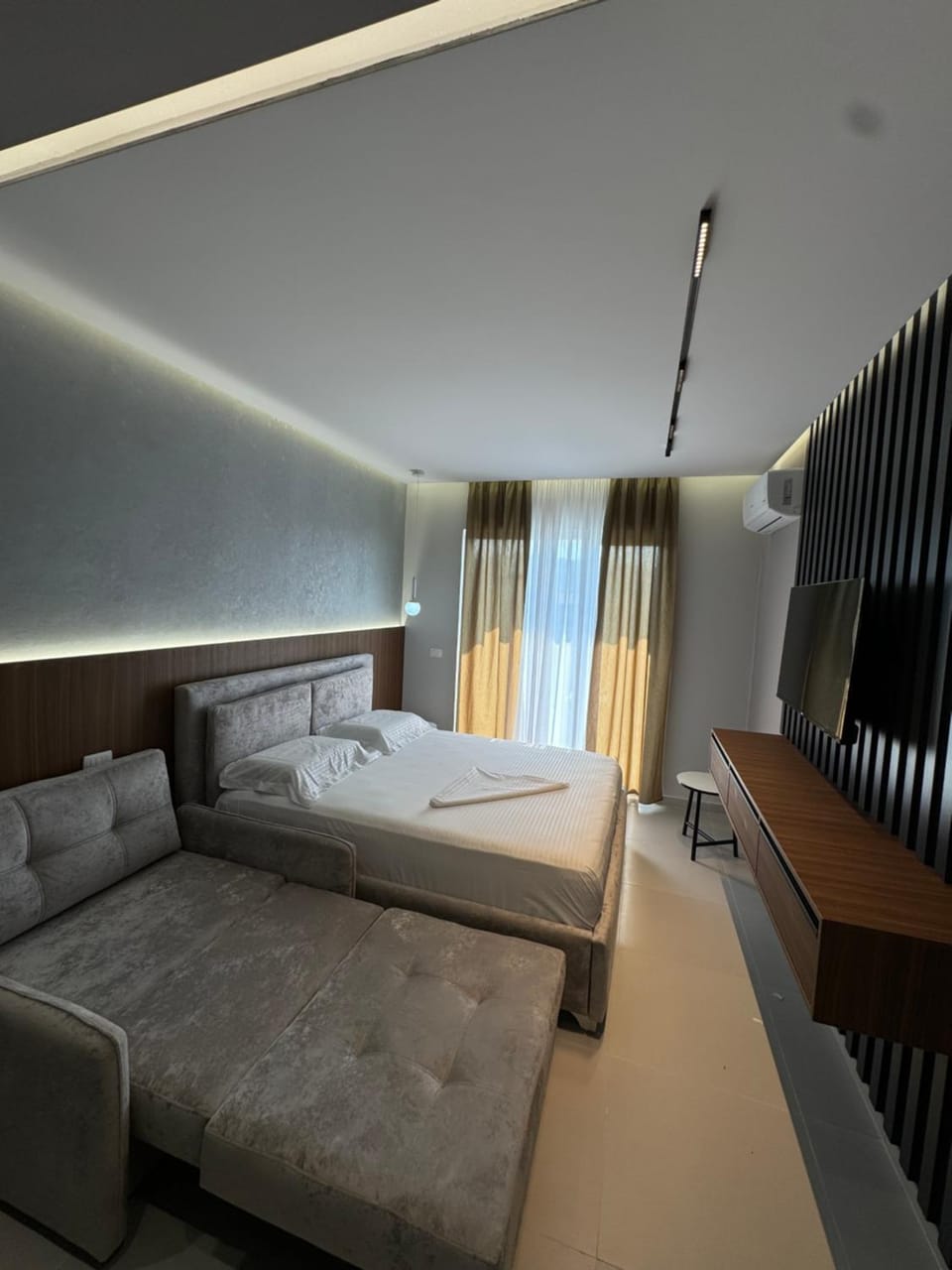 Bed, TV and multimedia, Photo of the whole room, Bedroom