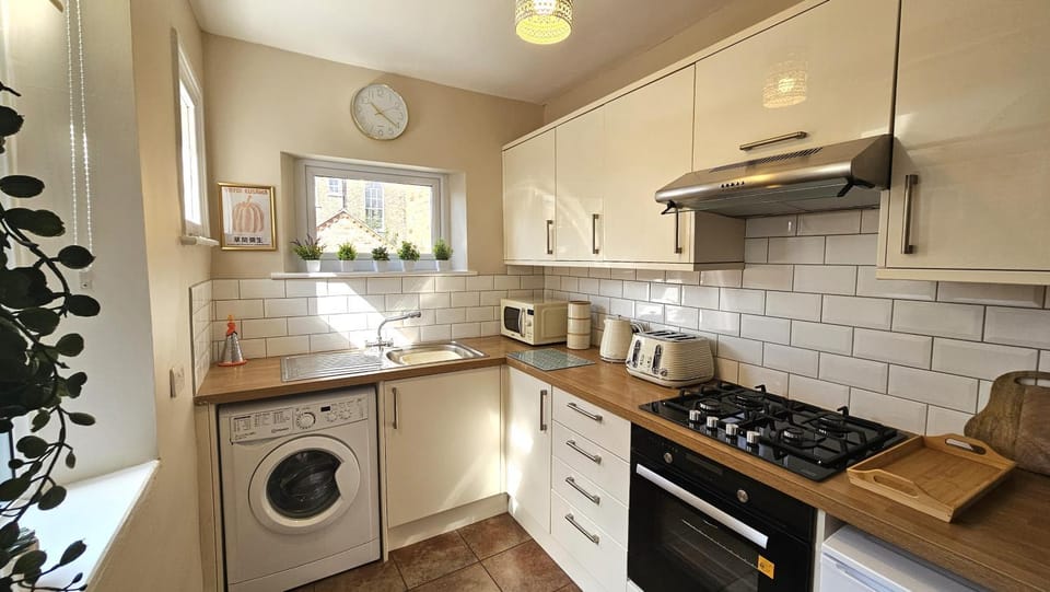 Coffee/tea facilities, Kitchen or kitchenette, oven, washing machine