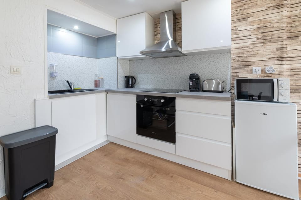 Coffee/tea facilities, Kitchen or kitchenette, oven, stove, toaster