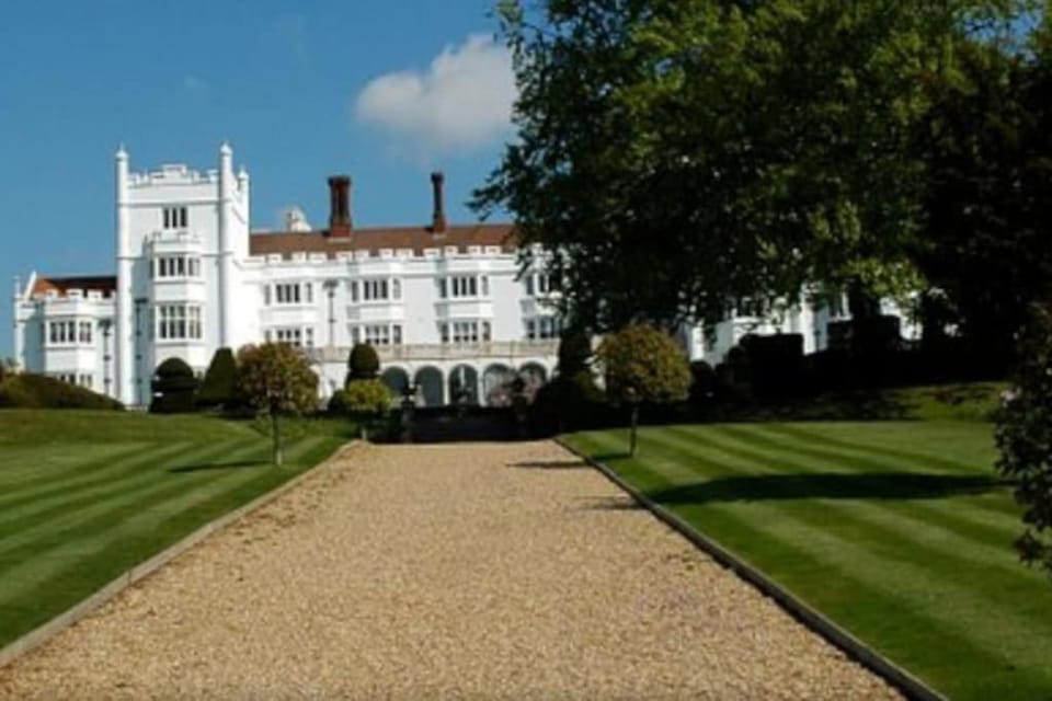 Stylish Chilterns Escape Parking Walks & Pubs Nearby Apartment in Wycombe District
