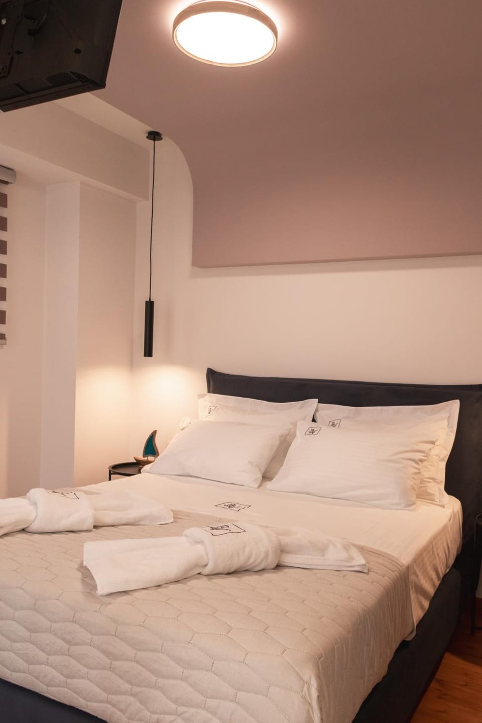 Bed, Photo of the whole room, Bedroom, towels