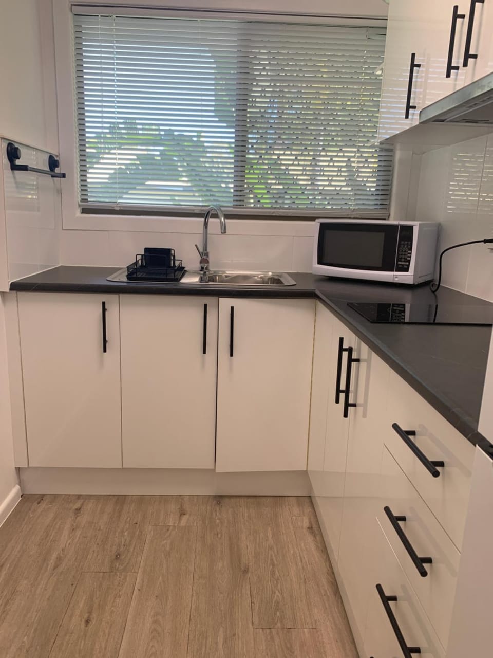 Coffee/tea facilities, microwave, stove, kitchen