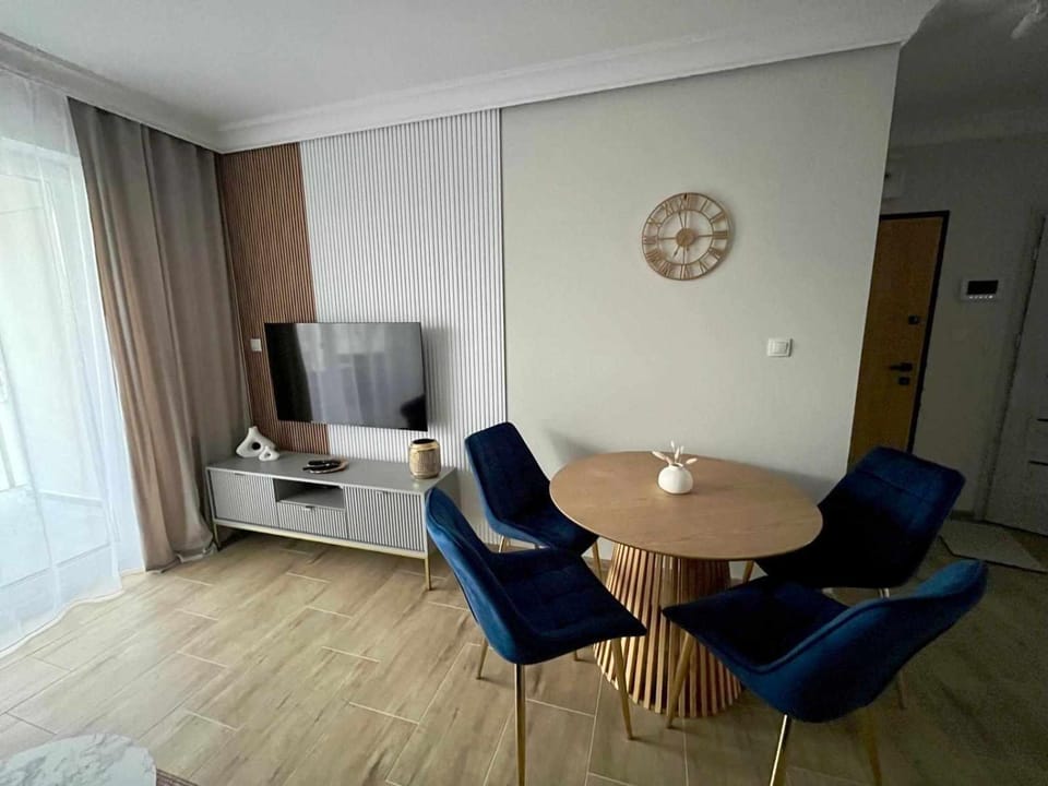 TV and multimedia, Living room, Evening entertainment