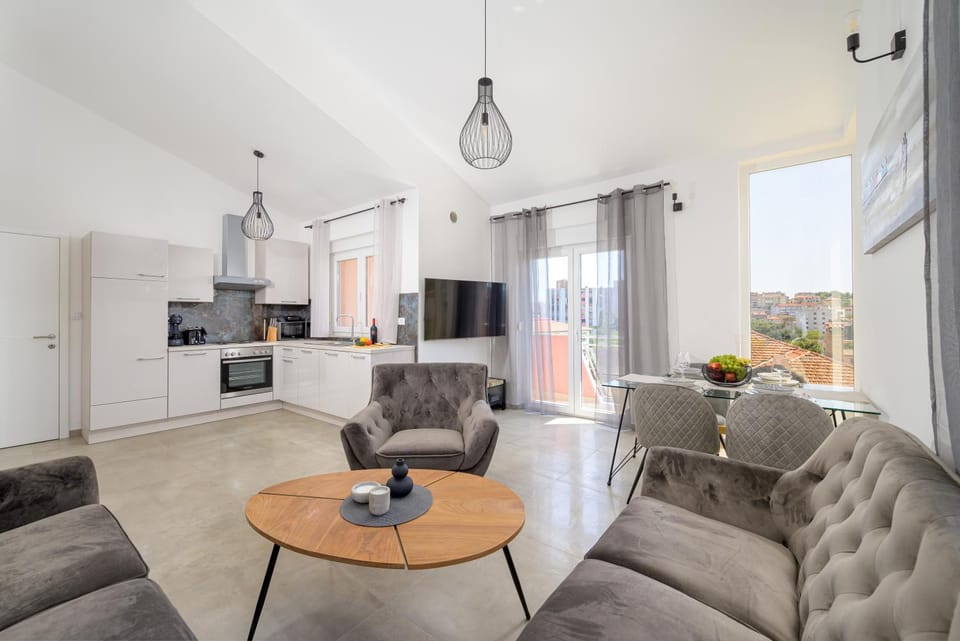 Communal lounge/ TV room, TV and multimedia, Kitchen or kitchenette, Living room, Seating area, Dining area
