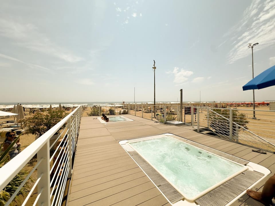 Hot Tub, Swimming pool, sunbed