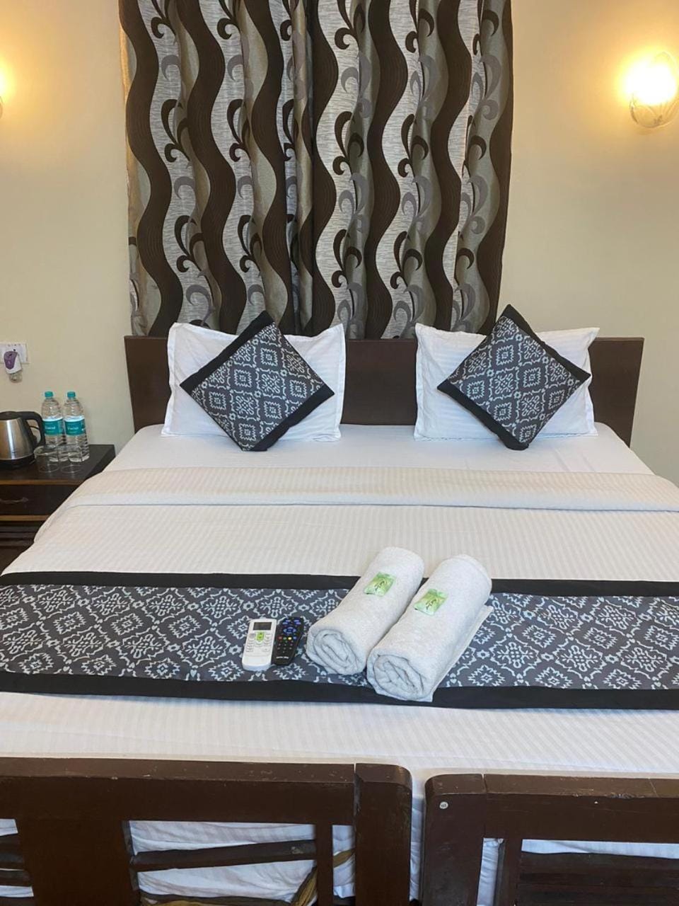 Bed, Photo of the whole room, Bedroom, towels