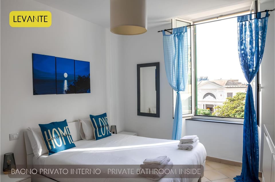 Bed, TV and multimedia, Photo of the whole room, Bedroom, City view, towels