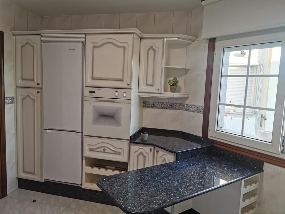 Kitchen or kitchenette, minibar, oven