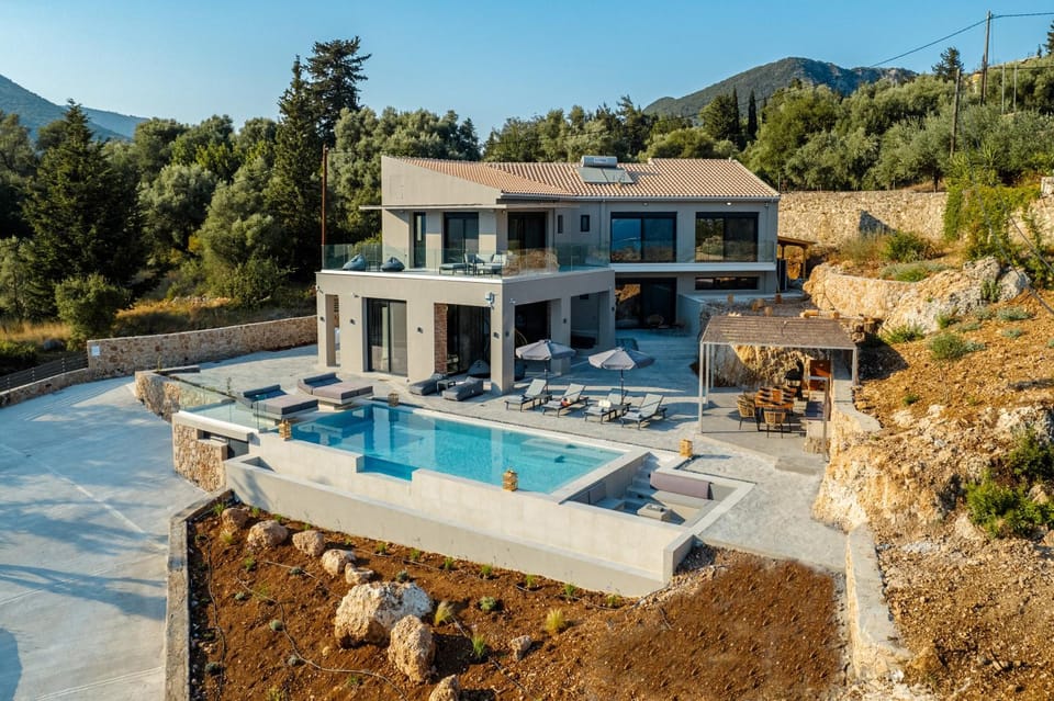 Property building, Garden, Swimming pool