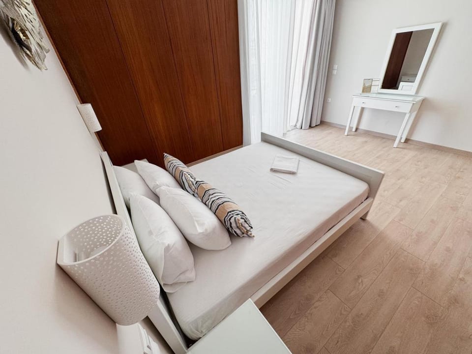 Bed, Bedroom, towels, wardrobe