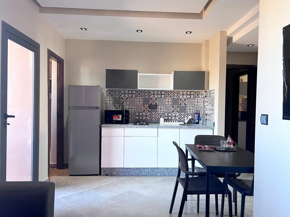 Kitchen or kitchenette, Dining area, stove
