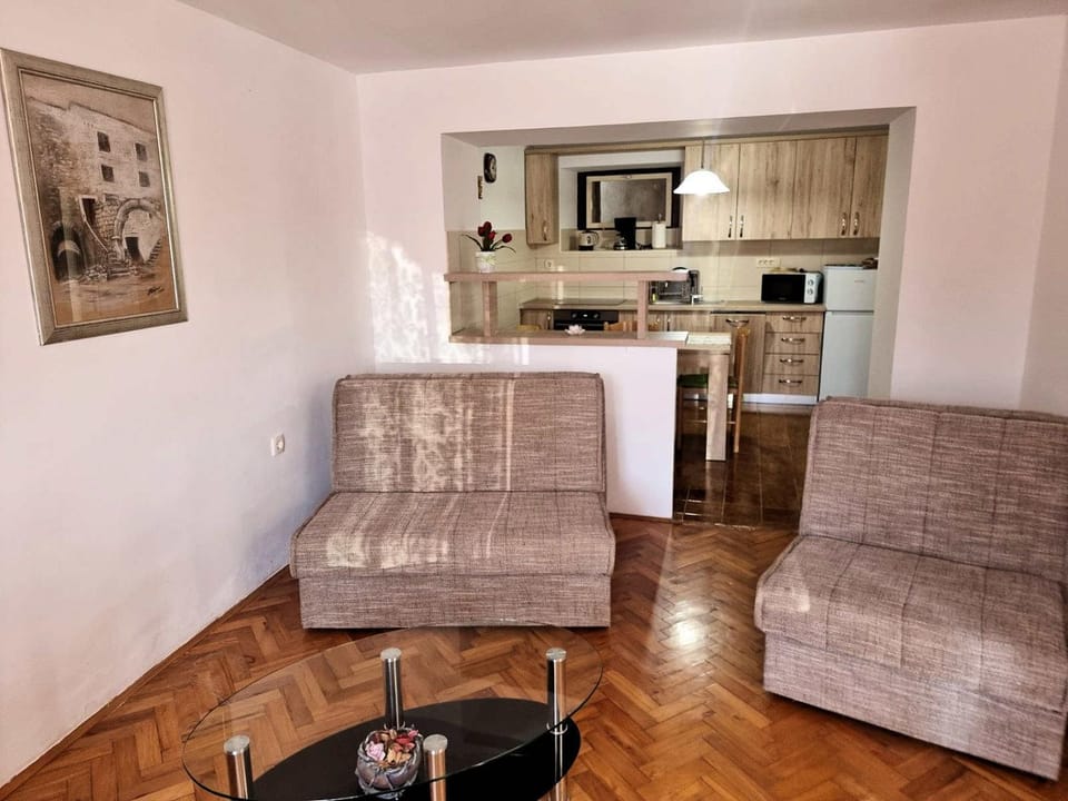 Kitchen or kitchenette, Living room, Seating area, Dining area, stove