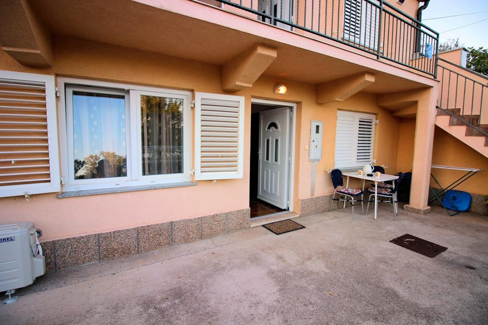 Property building, Patio, Day, Balcony/Terrace