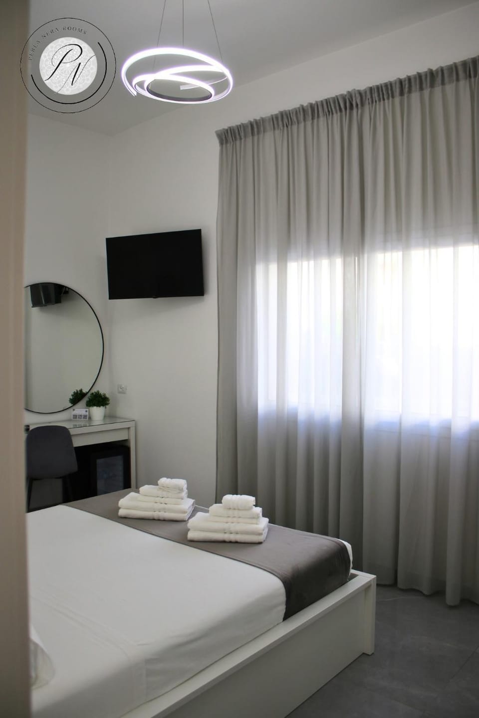 Bed, TV and multimedia, Photo of the whole room, Bedroom, towels