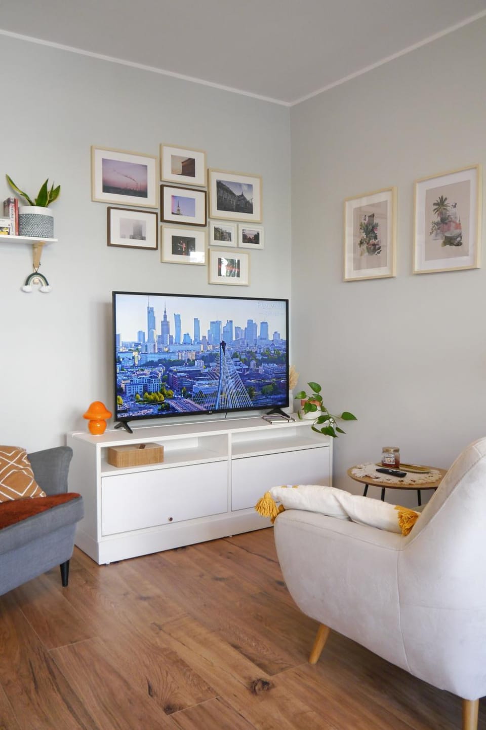 TV and multimedia, Living room, Seating area, Evening entertainment