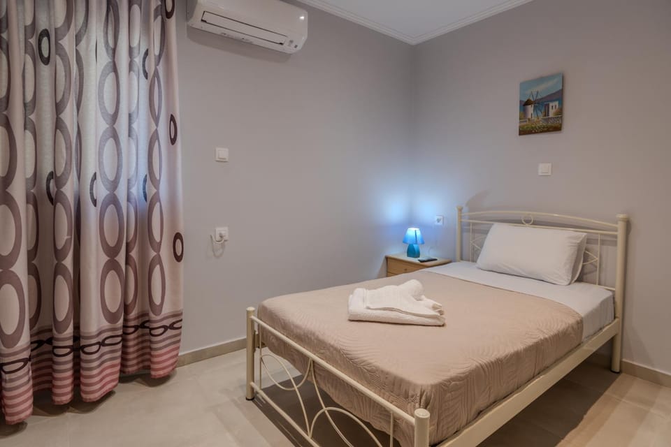 Property building, Bed, Photo of the whole room, Bedroom, towels, air conditioner