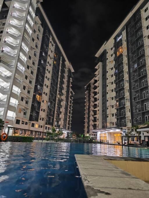 LuxHomme 2- Bedroom Luxury Condo Unit Apartment in Quezon City