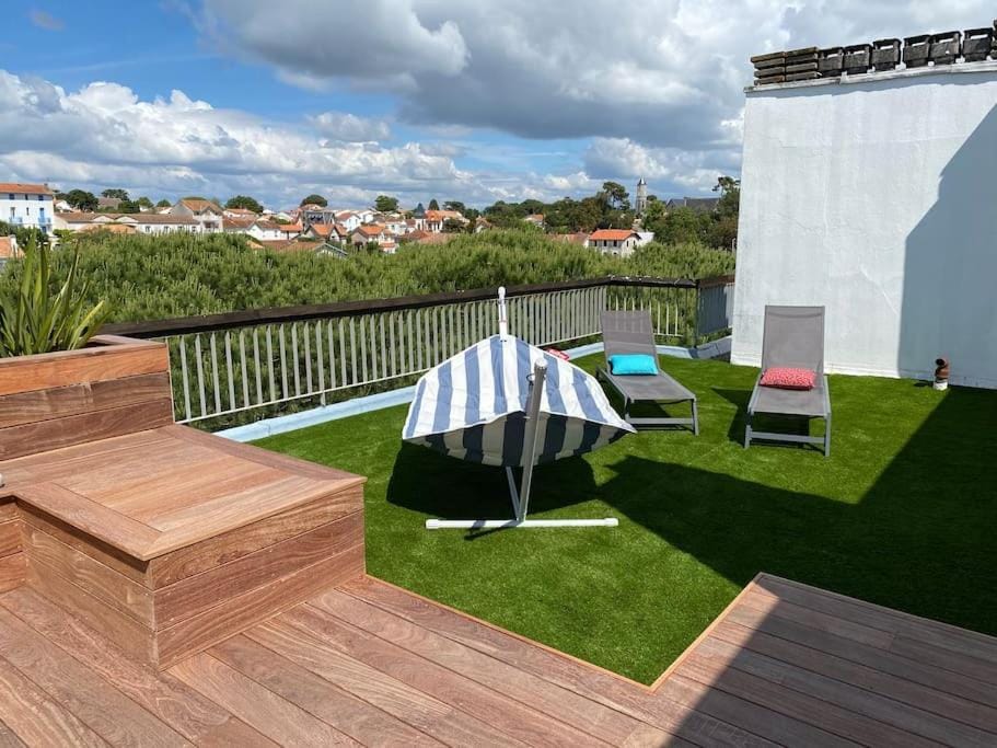 Balcony/Terrace, sunbed