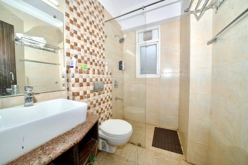 Shower, Toilet, Bathroom, towels