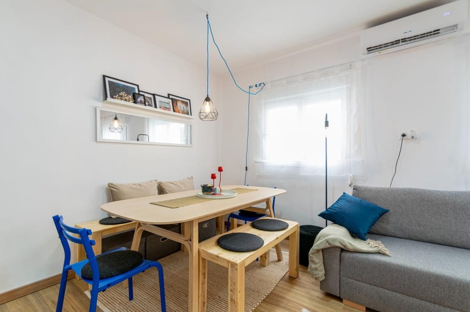 Living room, Seating area, Dining area, air conditioner