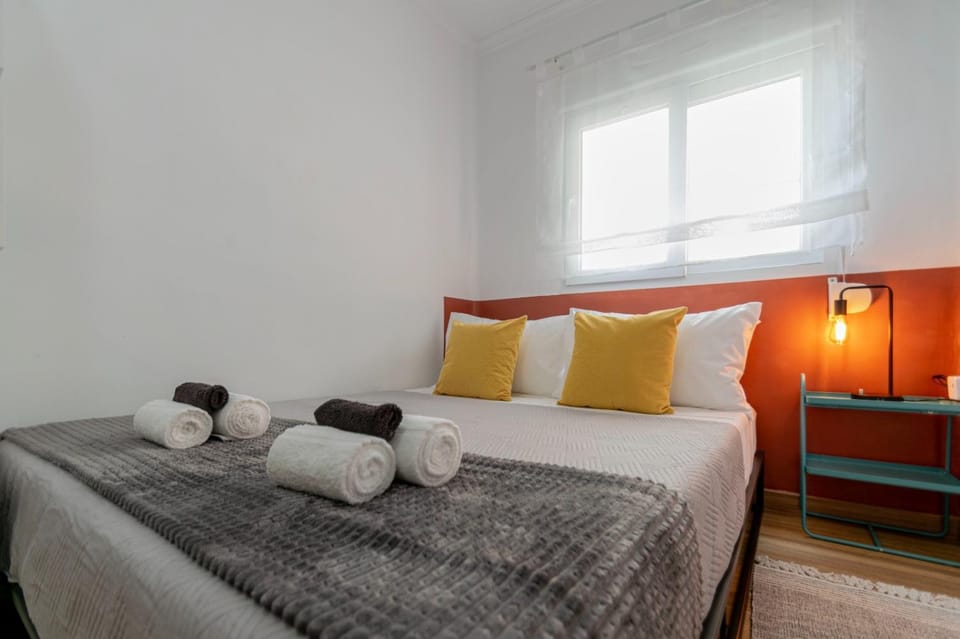Bed, Bedroom, towels