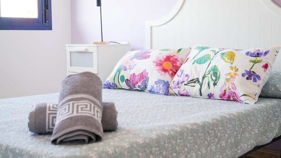 Bed, Photo of the whole room, Bedroom, towels