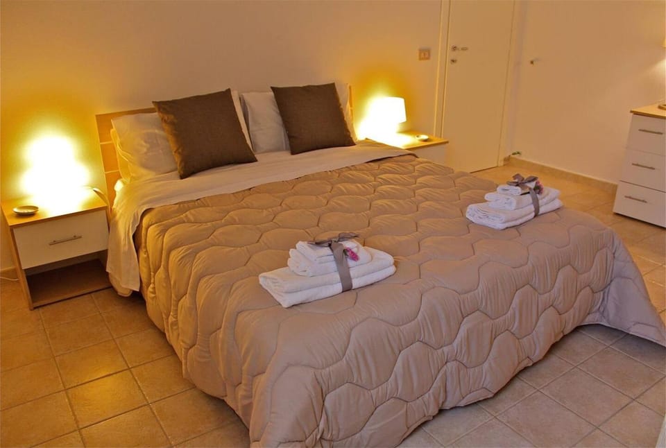 Bed, towels