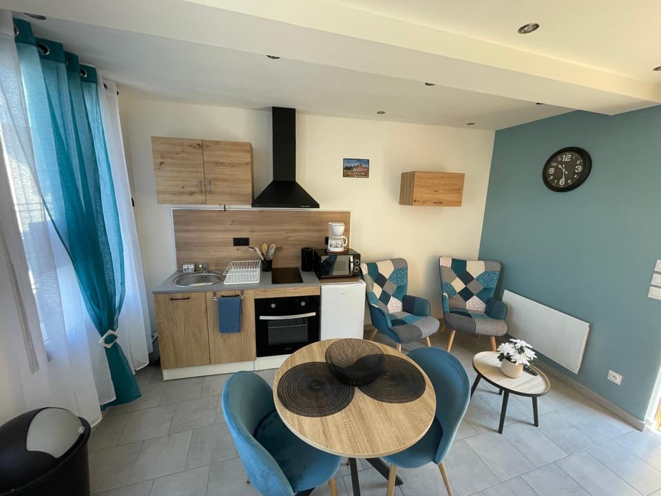 Coffee/tea facilities, Kitchen or kitchenette, Living room, Seating area, Dining area, oven, stove, toaster