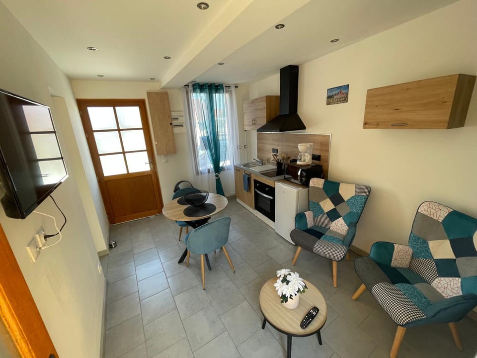 TV and multimedia, Kitchen or kitchenette, Living room, Seating area, Dining area, oven