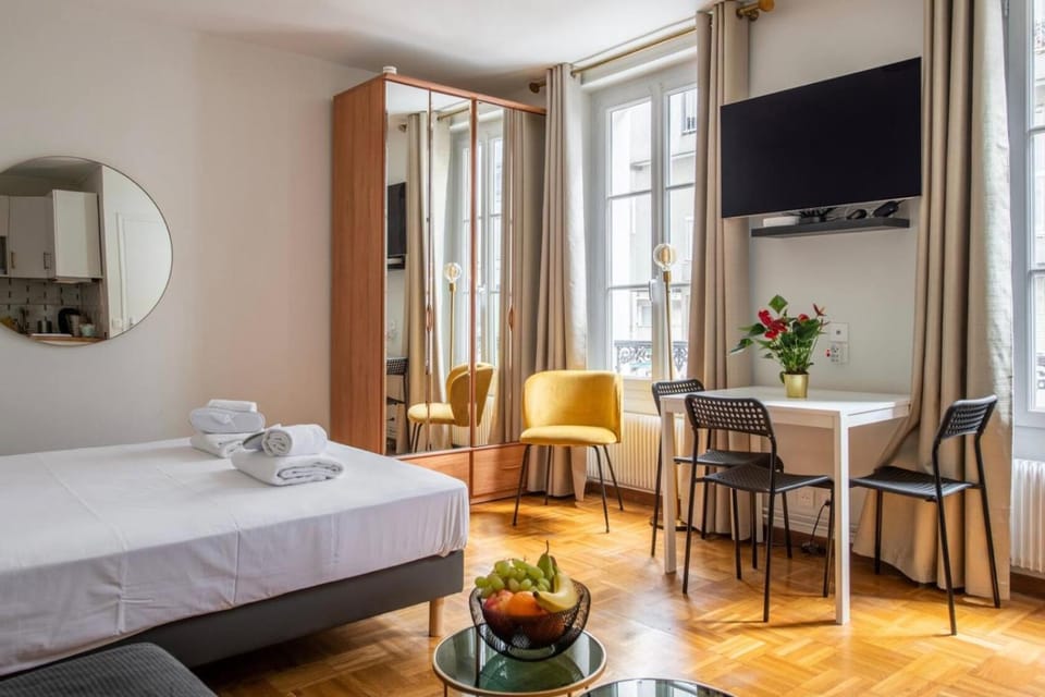 Bed, TV and multimedia, Living room, Photo of the whole room, Seating area, Bedroom