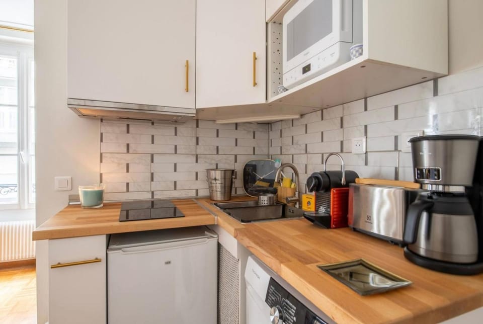 Coffee/tea facilities, Kitchen or kitchenette, stove, toaster