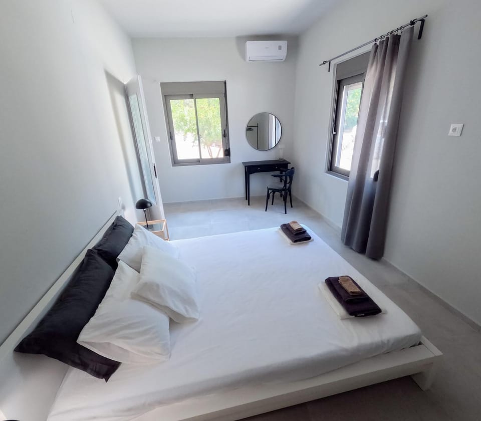 Bedroom, air conditioner