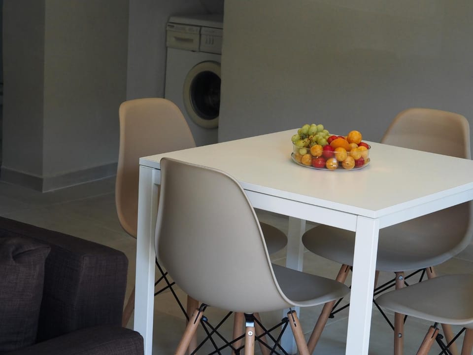 Seating area, Dining area