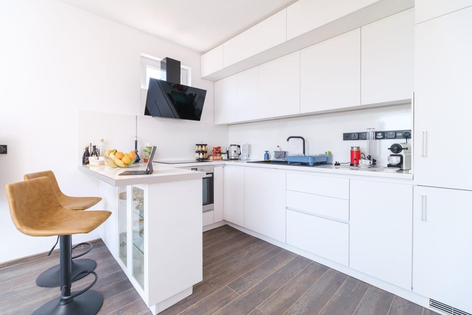 Coffee/tea facilities, Kitchen or kitchenette, Seating area, Dining area, oven, stove, toaster