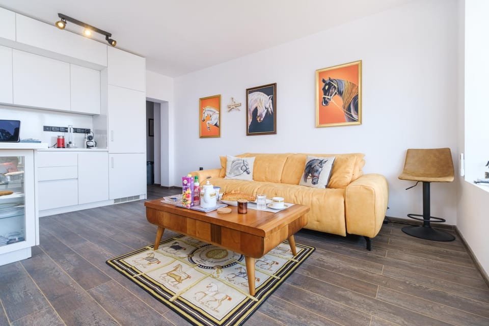Coffee/tea facilities, Kitchen or kitchenette, Living room, Photo of the whole room, Seating area, Dining area, oven