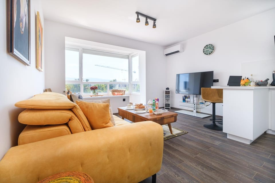 TV and multimedia, Balcony/Terrace, Living room, Seating area, Dining area, Family, air conditioner, air conditioner