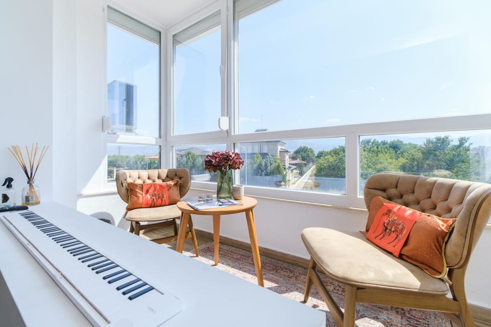 View (from property/room), Balcony/Terrace, Balcony/Terrace, Living room, Seating area, City view, furniture