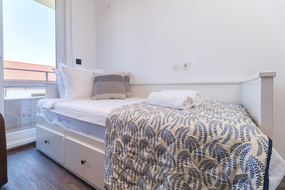 Bed, View (from property/room), Photo of the whole room, Bedroom, heating, towels