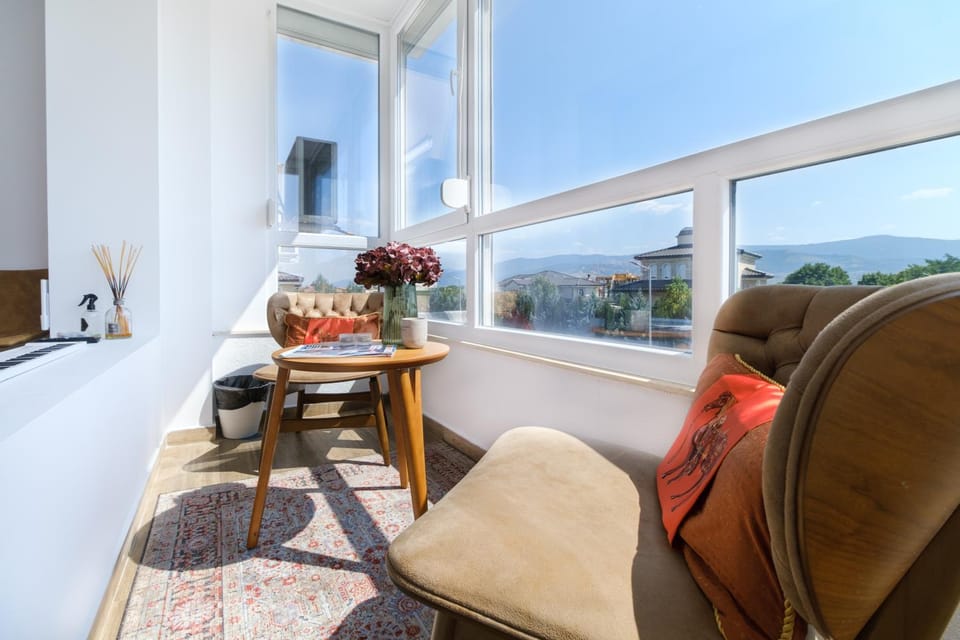 Natural landscape, Balcony/Terrace, Balcony/Terrace, Seating area, Dining area, Mountain view