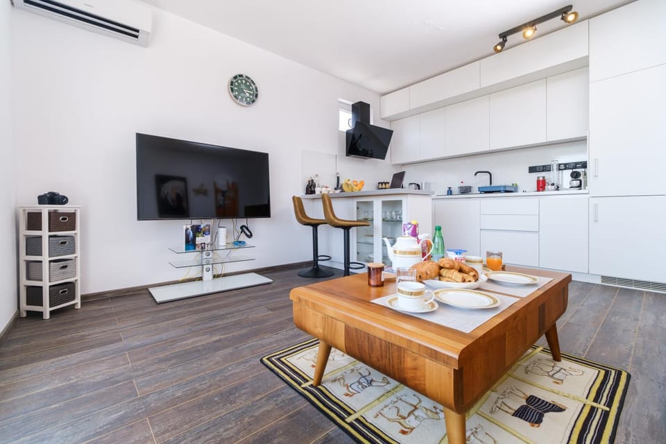 TV and multimedia, Kitchen or kitchenette, Dining area, Food, air conditioner, air conditioner