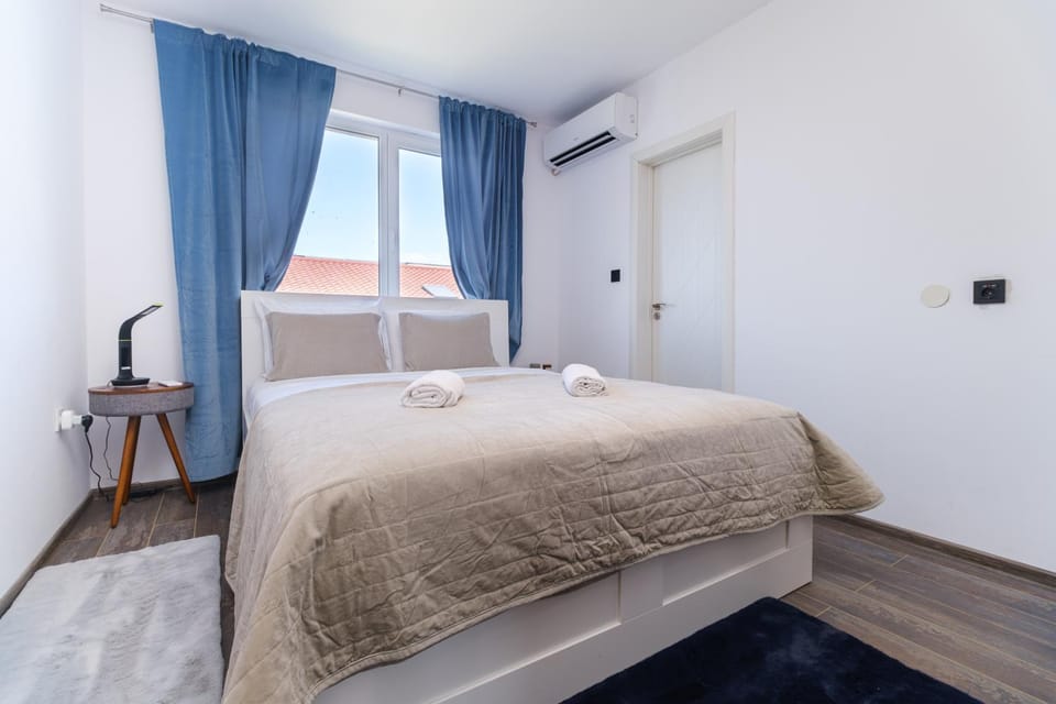 Bed, View (from property/room), Photo of the whole room, Bedroom, Family, hair dryier, heating, internet, towels, air conditioner
