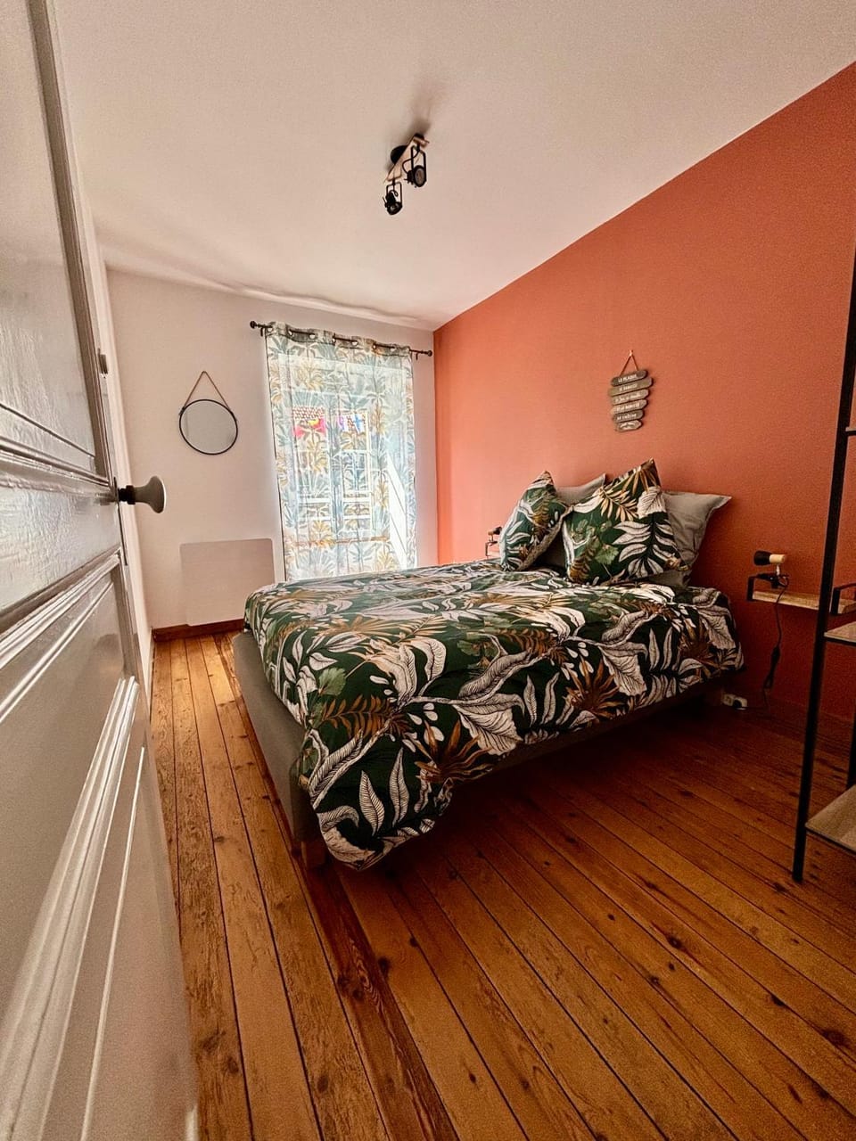 Bed, Photo of the whole room