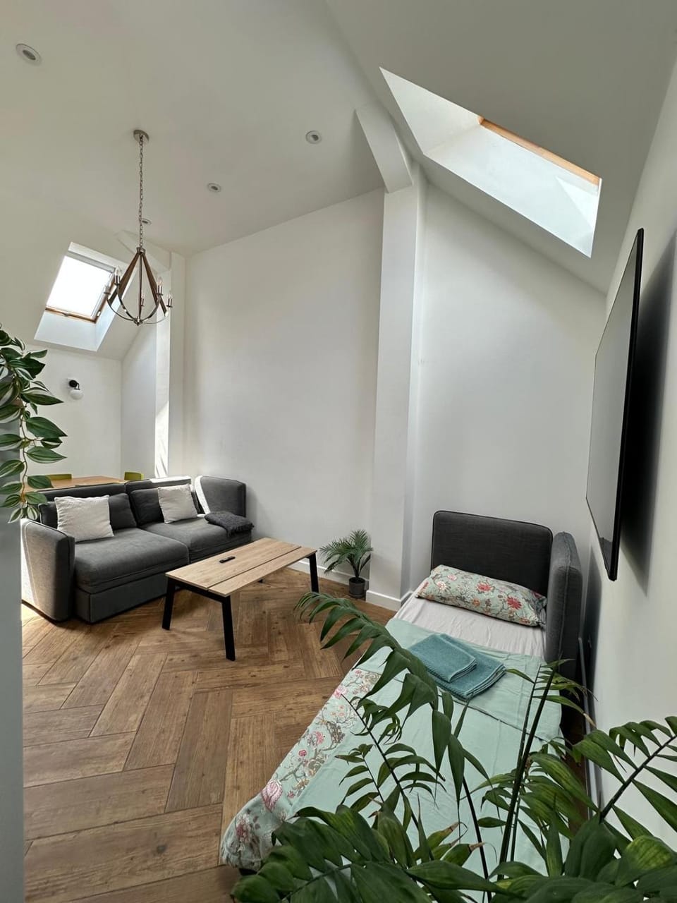 The garden house, separate entrance, free parking House in London