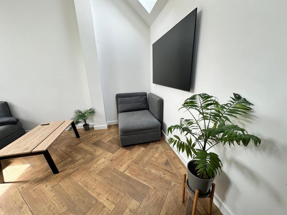 The garden house, separate entrance, free parking House in London