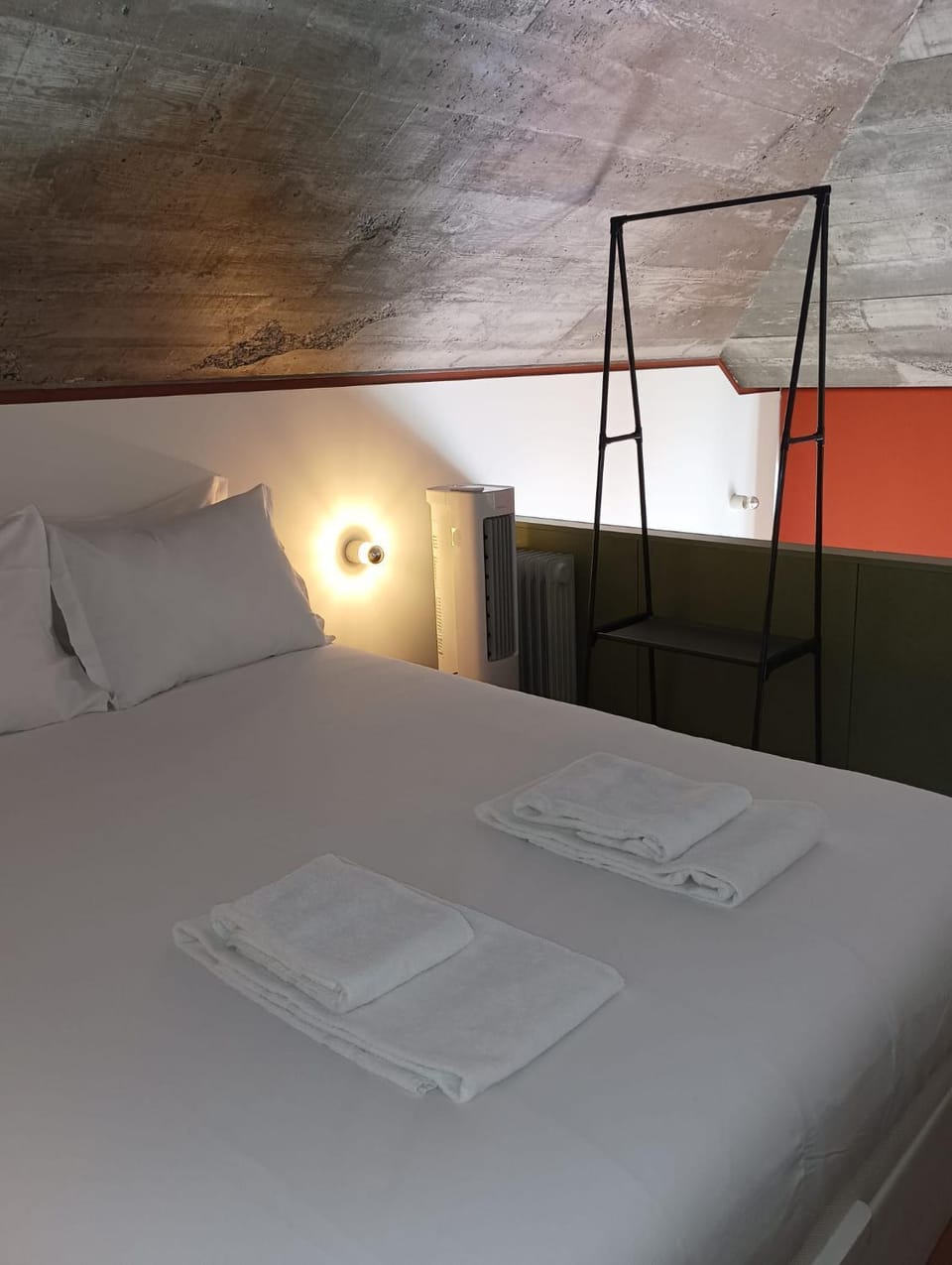 Bed, Bedroom, towels